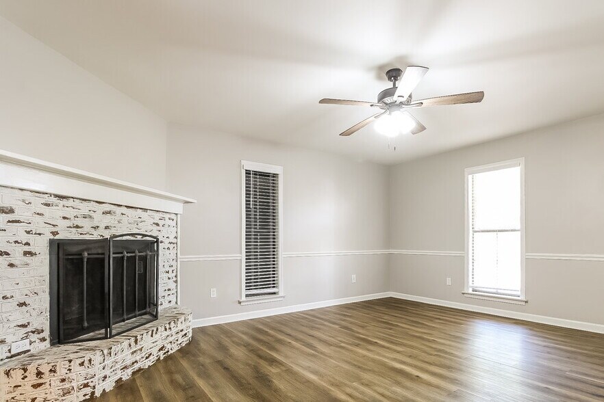 Building Photo - 6170 Chickasaw Dr