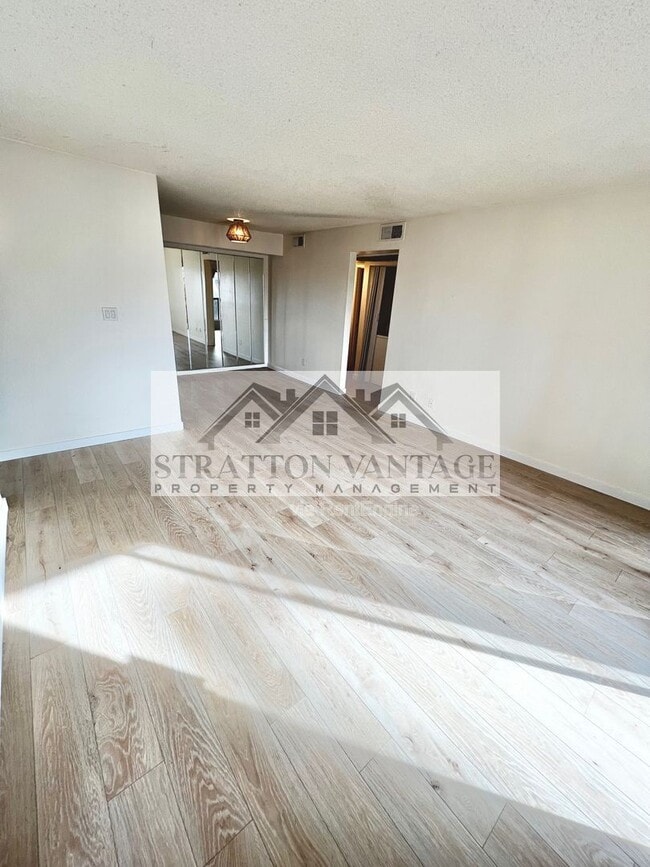 Building Photo - 2625 E Indian School Rd