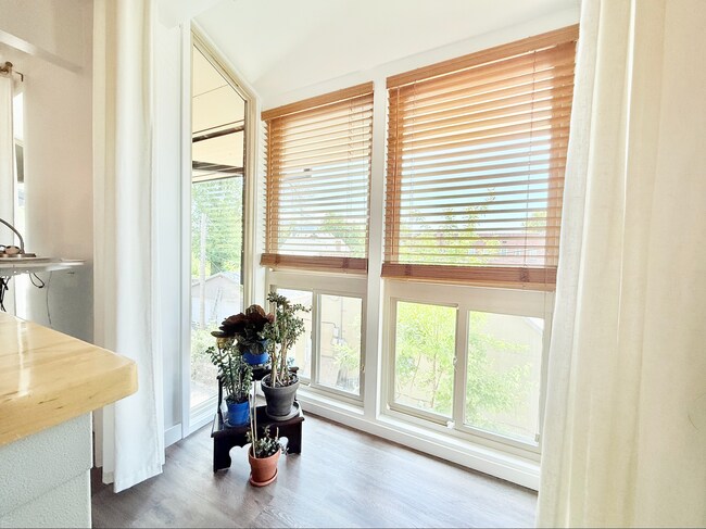 Building Photo - Beautiful One-Bedroom Condo near the Heart of Downtown SLC!