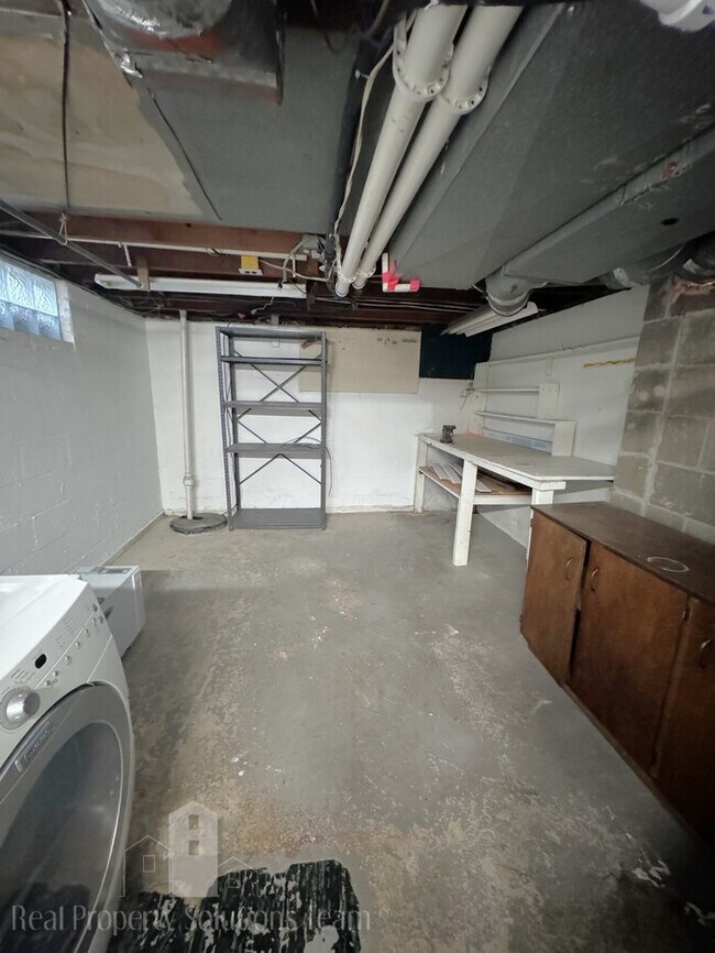 Building Photo - Two Story Home in Upper Arlington with att...