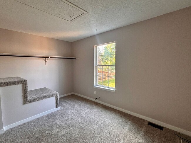 Building Photo - Newly Renovated 2-Bed Townhome Near Kingsborough Park — Available Now
