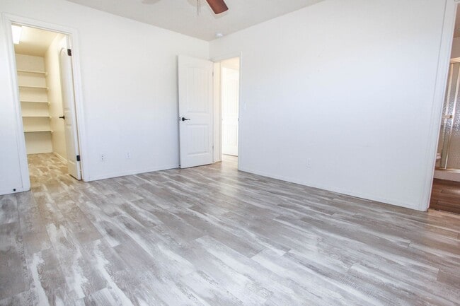 Building Photo - 3 Bedroom 2 bath in Diamond Valley