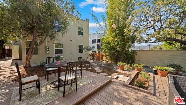 Building Photo - 850 Serrano Pl