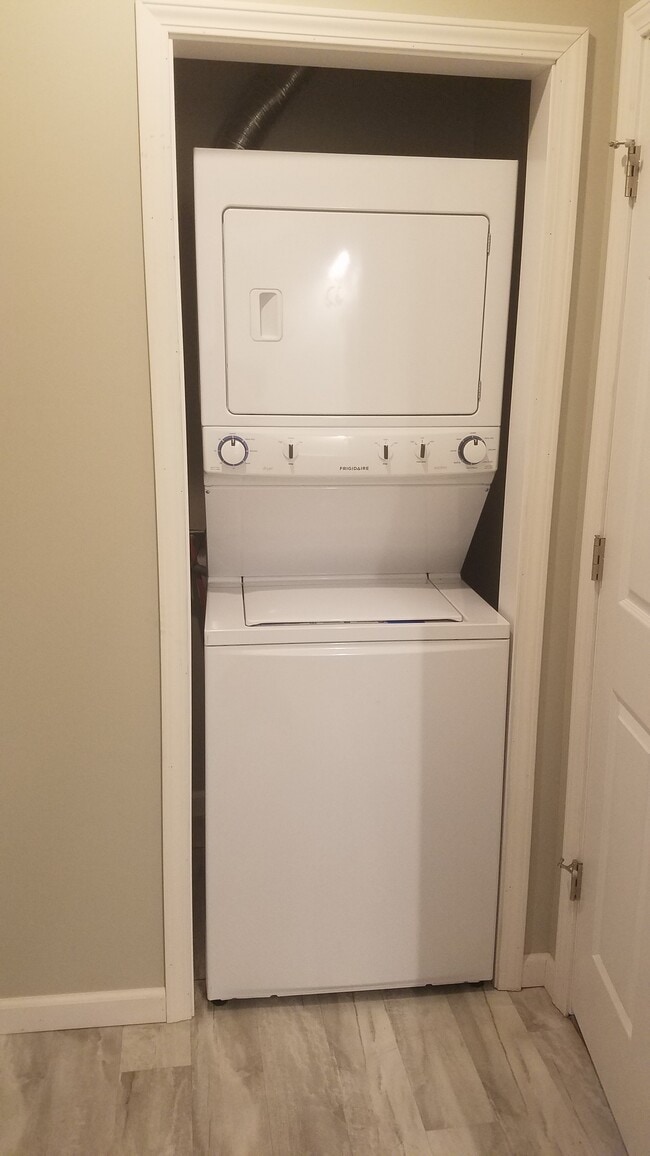 Building Photo - 1328 East Ave