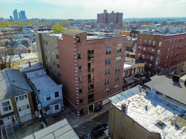 Building Photo - 413-415 9th St