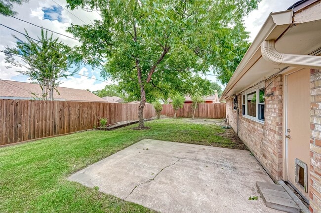 Building Photo - 5806 Chrystell Ln