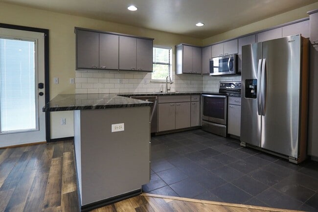 Building Photo - Modern 3BR/2BA Home in Jenks School Distri...