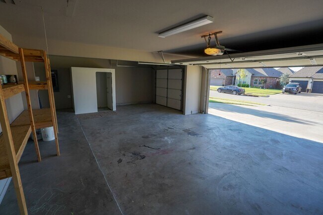 Building Photo - 3 Bed | 2 Bath in New Tulsa!