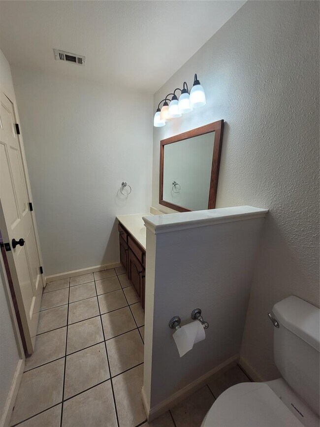 Building Photo - 306 E Anderson Ave