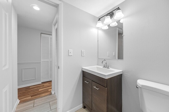 Building Photo - Renovated Seminole Heights Townhome with Laundry Included