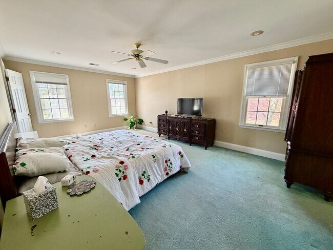 Building Photo - 525 Meadow Brook Dr