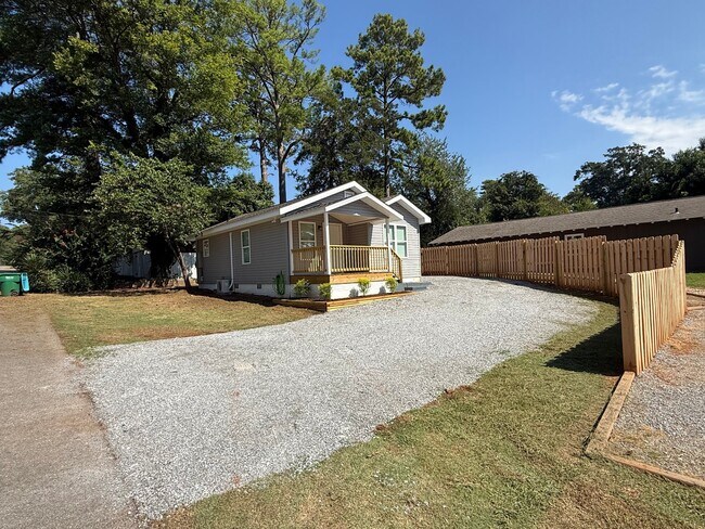 Building Photo - 1311 Oak St