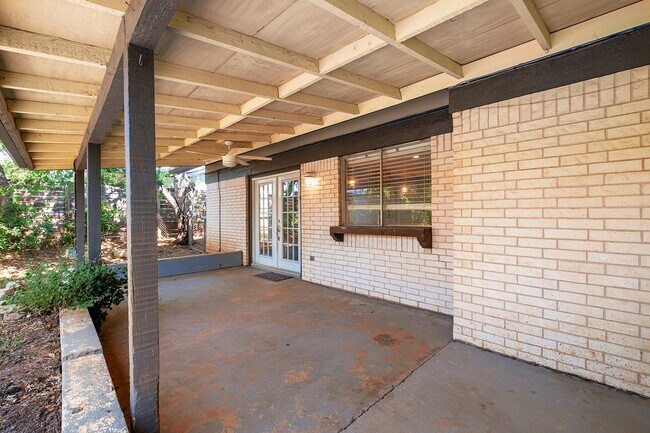 Building Photo - 2025 Monarch Dr