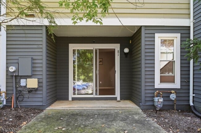 Building Photo - 81 Village Cir