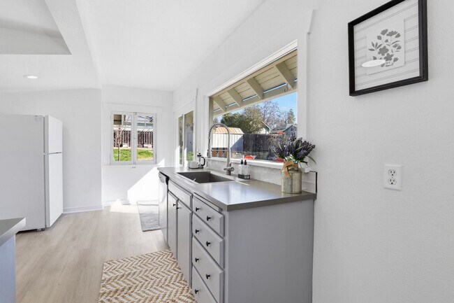 Building Photo - 3402 W Kiernan Ave