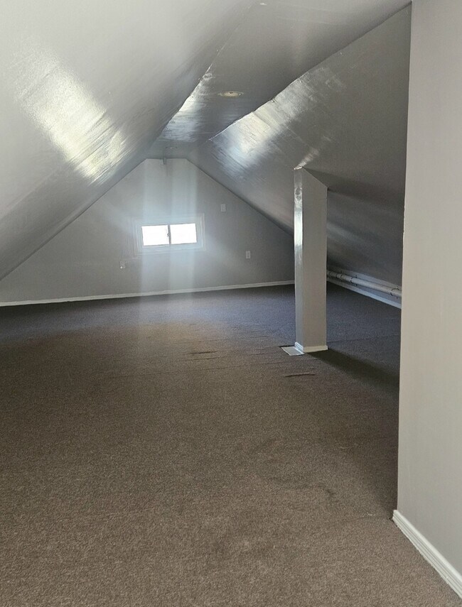 Building Photo - 733 Schomer Ave