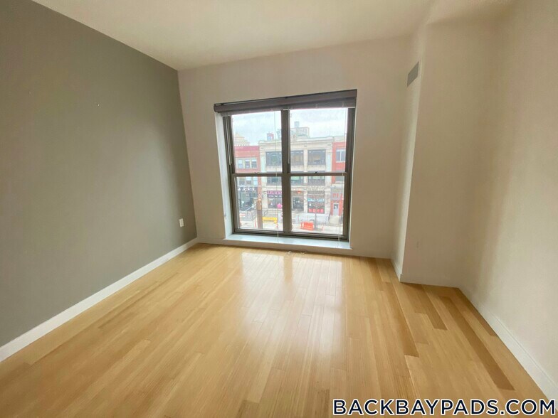 Building Photo - 1085 Boylston St