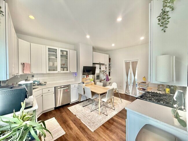 Building Photo - 13 Schuyler St