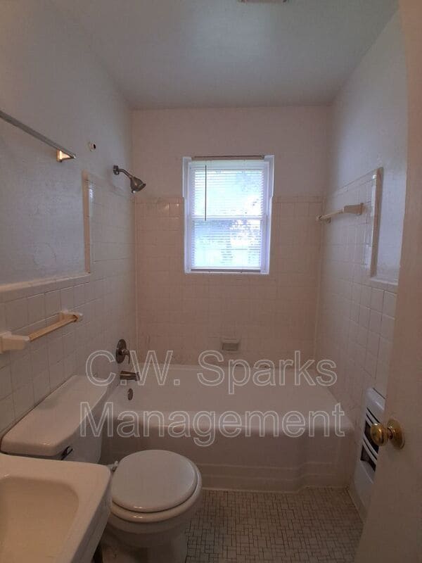 Building Photo - 3021 Avon St