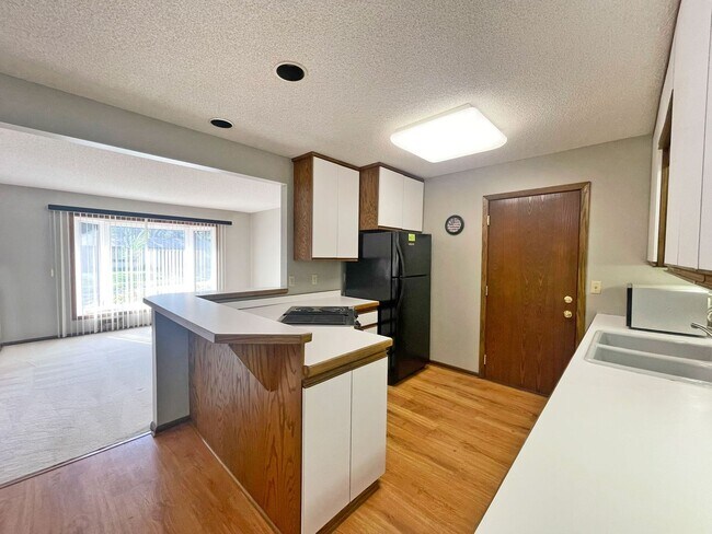 Building Photo - 4-Level Home with Fireplace & Big Yard is ...