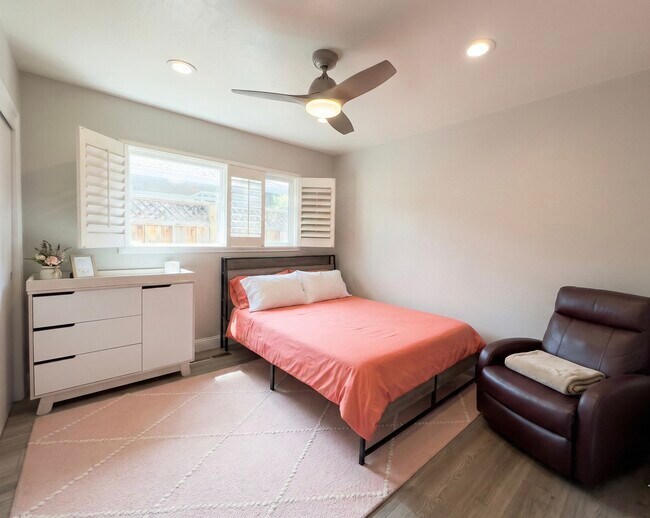 Building Photo - 20254 Meadowlark Dr