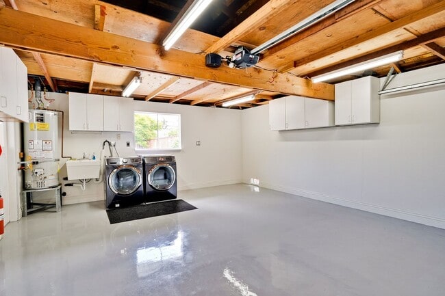 Building Photo - Fully Remodeled Single-Family Home Near Ap...