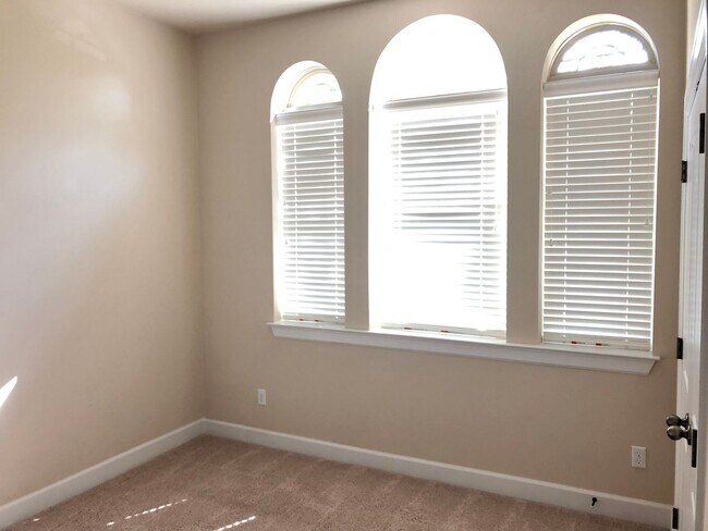 Building Photo - Upscale 3 Bedroom 2 Bath with Lots of Space!