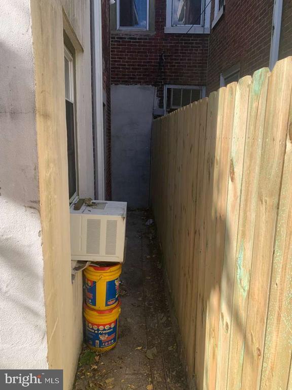 Building Photo - 2423 N Park Ave