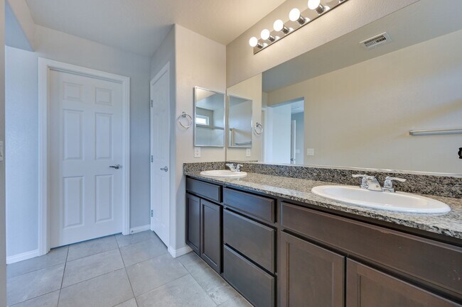 Building Photo - NW!! Solar!!  Gated!!  Bed and bath downst...