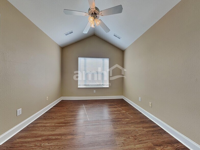 Building Photo - 4635 Aylesbury Dr