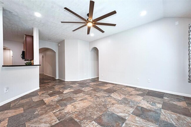 Building Photo - 2819 Lakecrest Way Dr