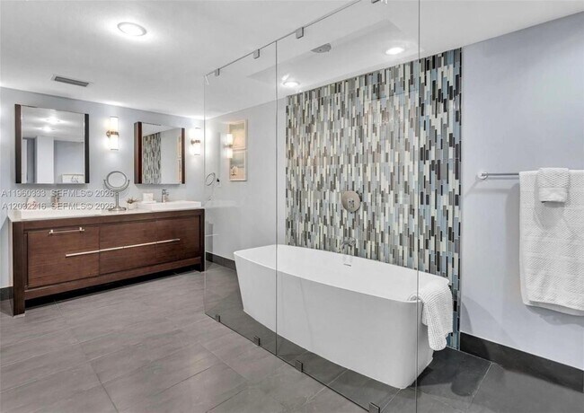 Building Photo - 6423 Collins Ave