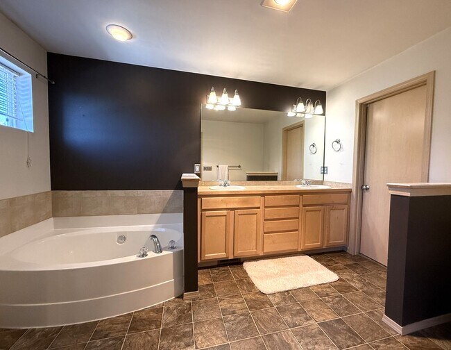 Building Photo - Sunnyside Area Home with Amazing Views!