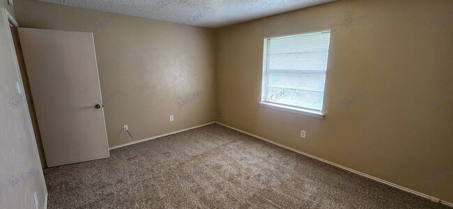 Building Photo - 2204 Oak Hill Dr