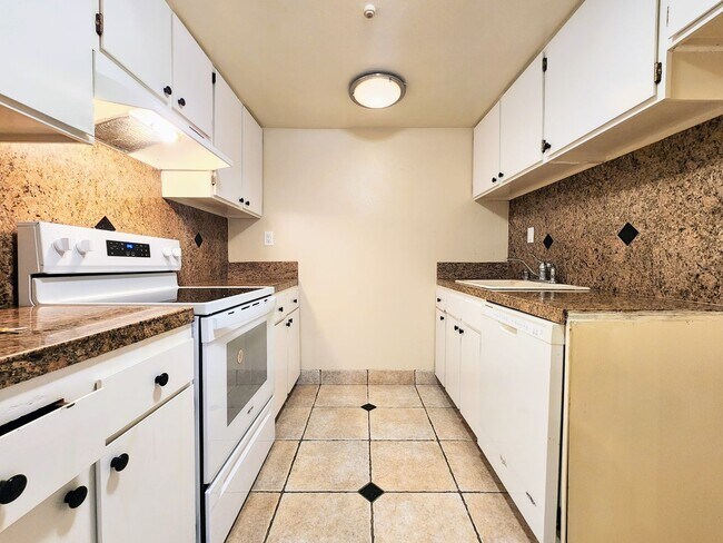 Building Photo - 2 Bedroom Townhome with Pool