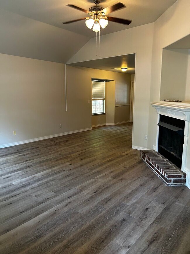 Building Photo - Pre - Leasing 3 Bedroom 2 Bath Extremely c...