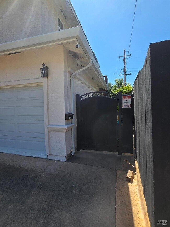 Building Photo - 480 Meadowview Dr