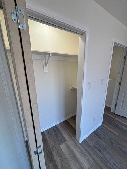 Building Photo - 925 River Rd