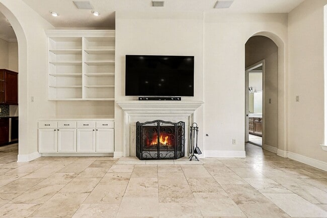 Building Photo - 1611 Lynnview Dr