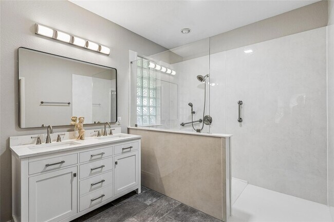 Building Photo - 1705 Chula Vista Dr