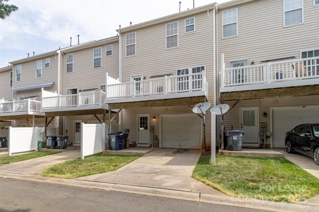 Building Photo - 9618 Blossom Hill Dr