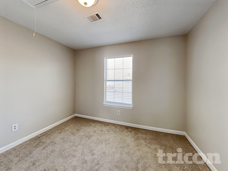 Building Photo - 7029 New Dale Rd