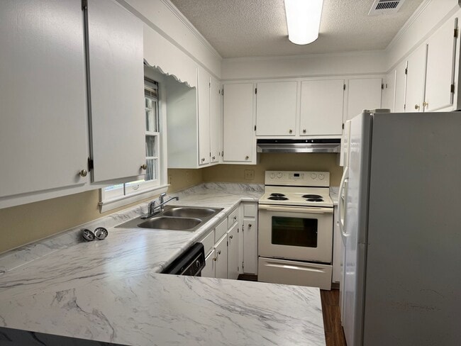 Building Photo - 223 S Edgewood Dr