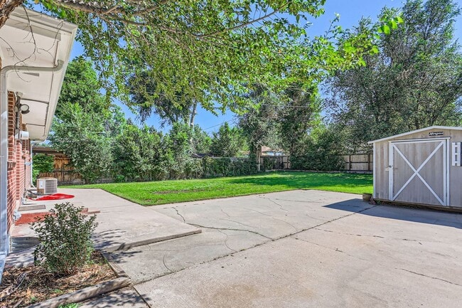 Building Photo - Beautiful Bungalow in Great Englewood Loca...