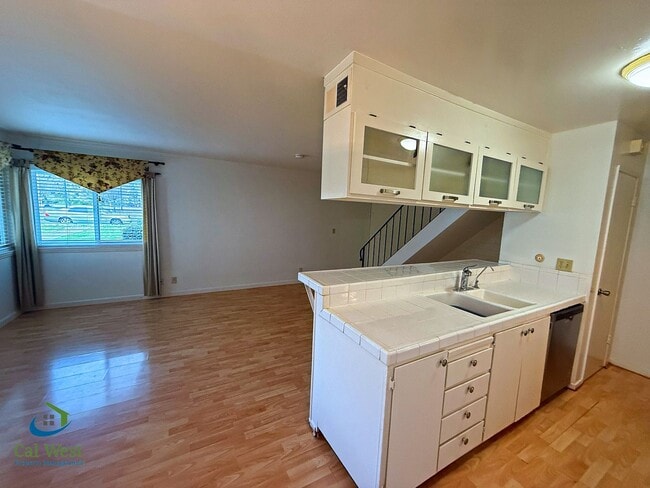 Building Photo - $2695 - 2 Bed/1 Bath Townhome in North San Jose-Near Lightrail