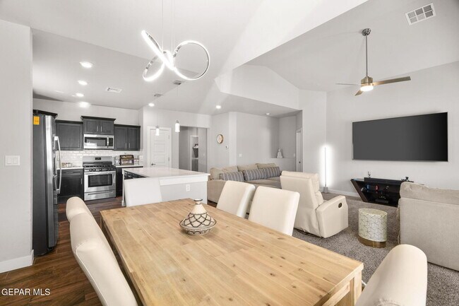 Building Photo - 14820 Mike a Mendoza Ave