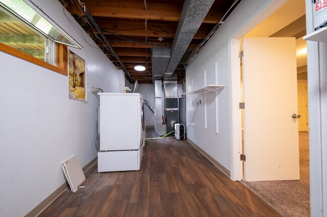 Building Photo - 3800 Fernbrook Ln N