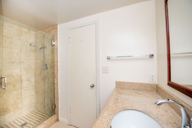 Building Photo - Single Family Stunner!