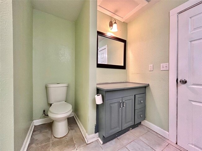 Building Photo - 1112 W 3rd St