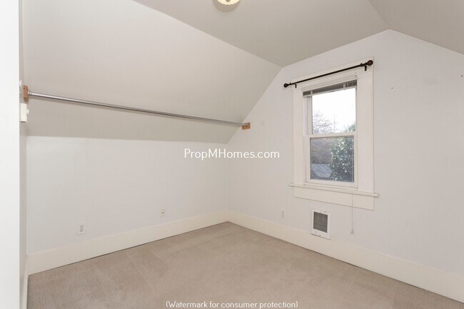 Building Photo - Classic Two Bedroom Bungalow In The Heart Of Sellwood!